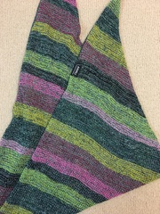 Треугольный шарф-косынка полосатая в зеленой гамме