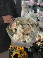 Сборный букет с ромашкой и зеленью