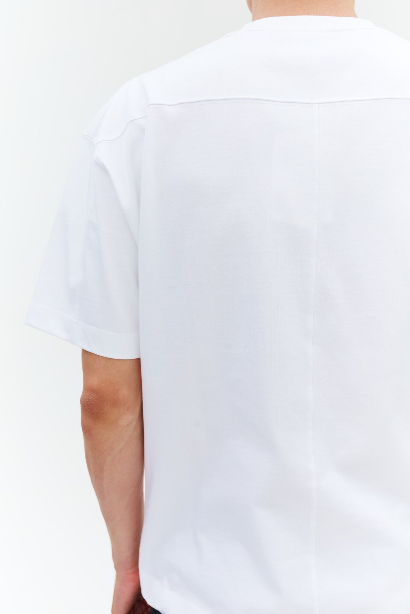 Белая базовая футболка LAINE с круглым вырезом