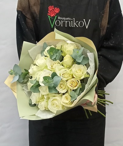 Букет белых роз с эвкалиптом