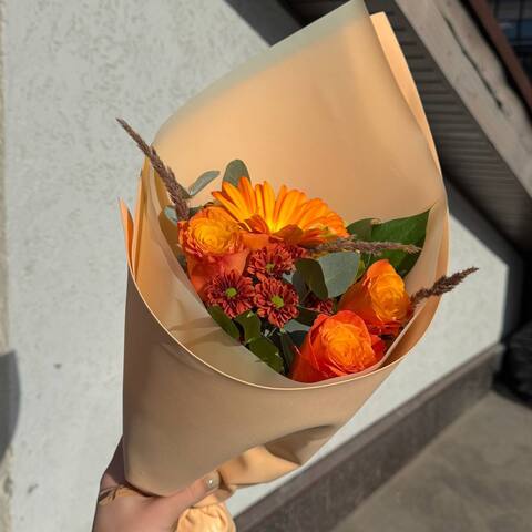 Букет с герберой и оранжевыми розами