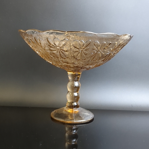 Ваза конфетница на ножке декор "Ромашки", прессованное стекло, цветное карамельное стекло, клеймо, 17.5 см, винтаж СССР 1960-1990 гг