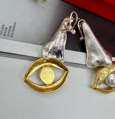 73132-sergi-nos-v-stile-schiaparelli-s-podveskami-glazami