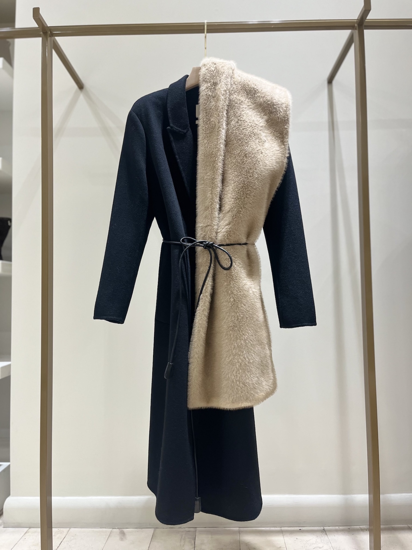 Пальто прямого кроя с акцентной линией плеча