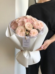 Букет пионовидных кустовых роз Менсфилд парк - крупный бутон