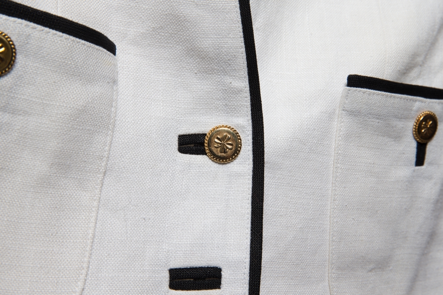 Женственный жакет от Chanel из льна белого цвета с отделкой черного цвета, 38 размер.