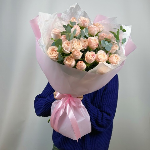 Букет из 7 кустовых пионовидных роз и эвкалипта в упаковке