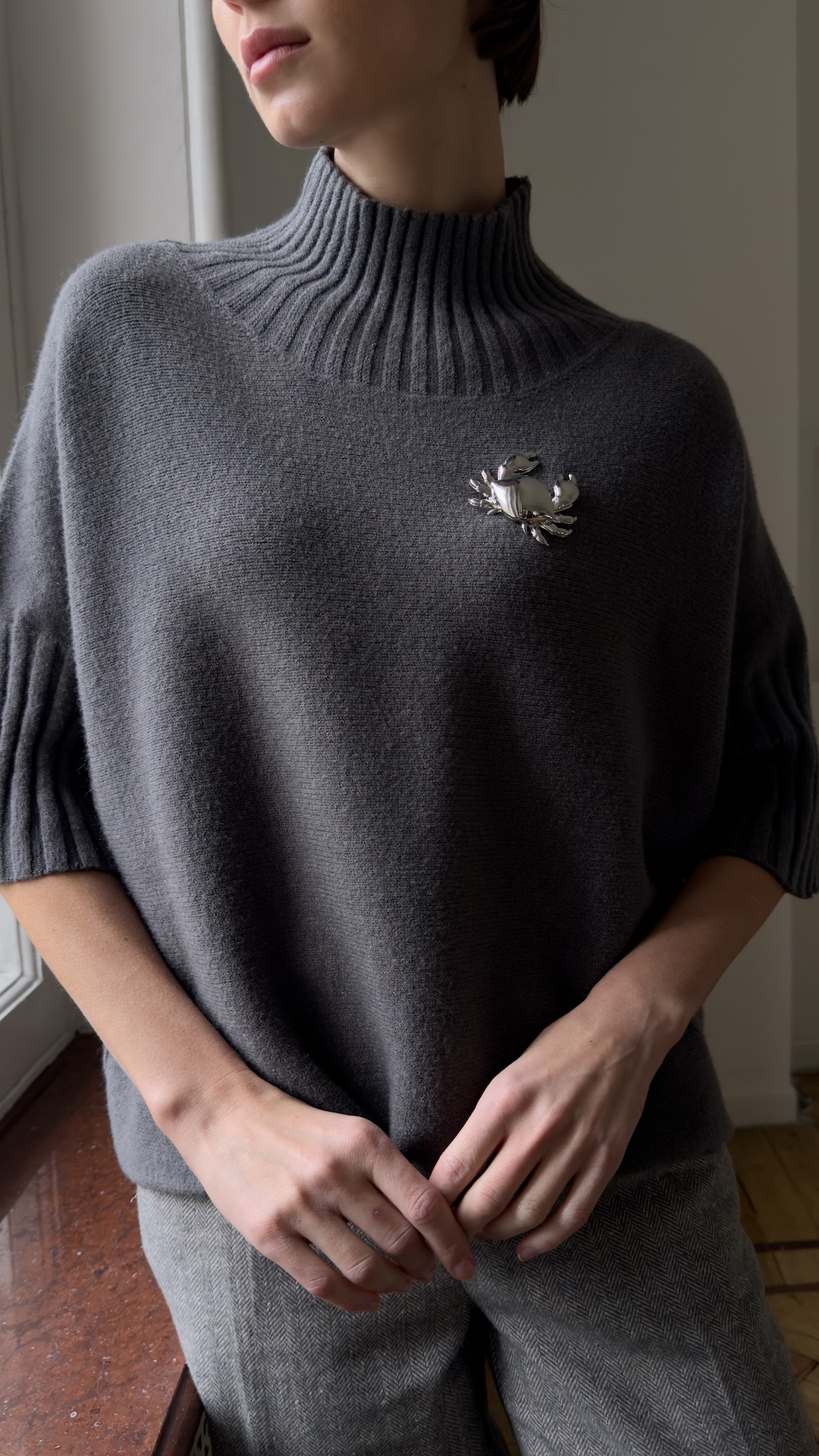 Брошь в виде краба