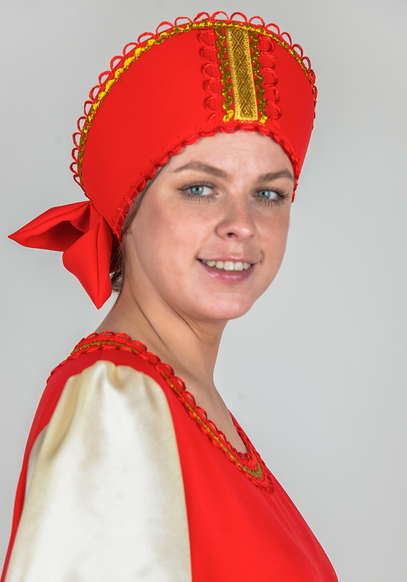 Мошин С. Портрет женщины в старинном костюме - Виртуальный Pусский музей
