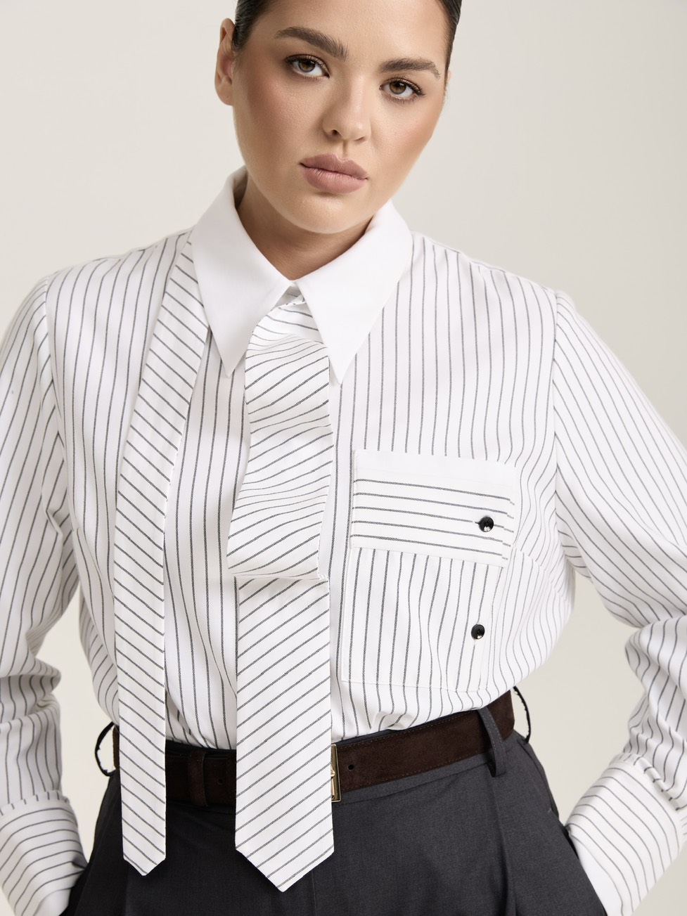 Рубашка с галстуком, белая в черную полоску