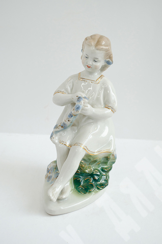 Фарфоровая статуэтка "Девочка с венком". Автор  Т. Н. Сапожникова. 1950-60-е гг. Старая Гжель.