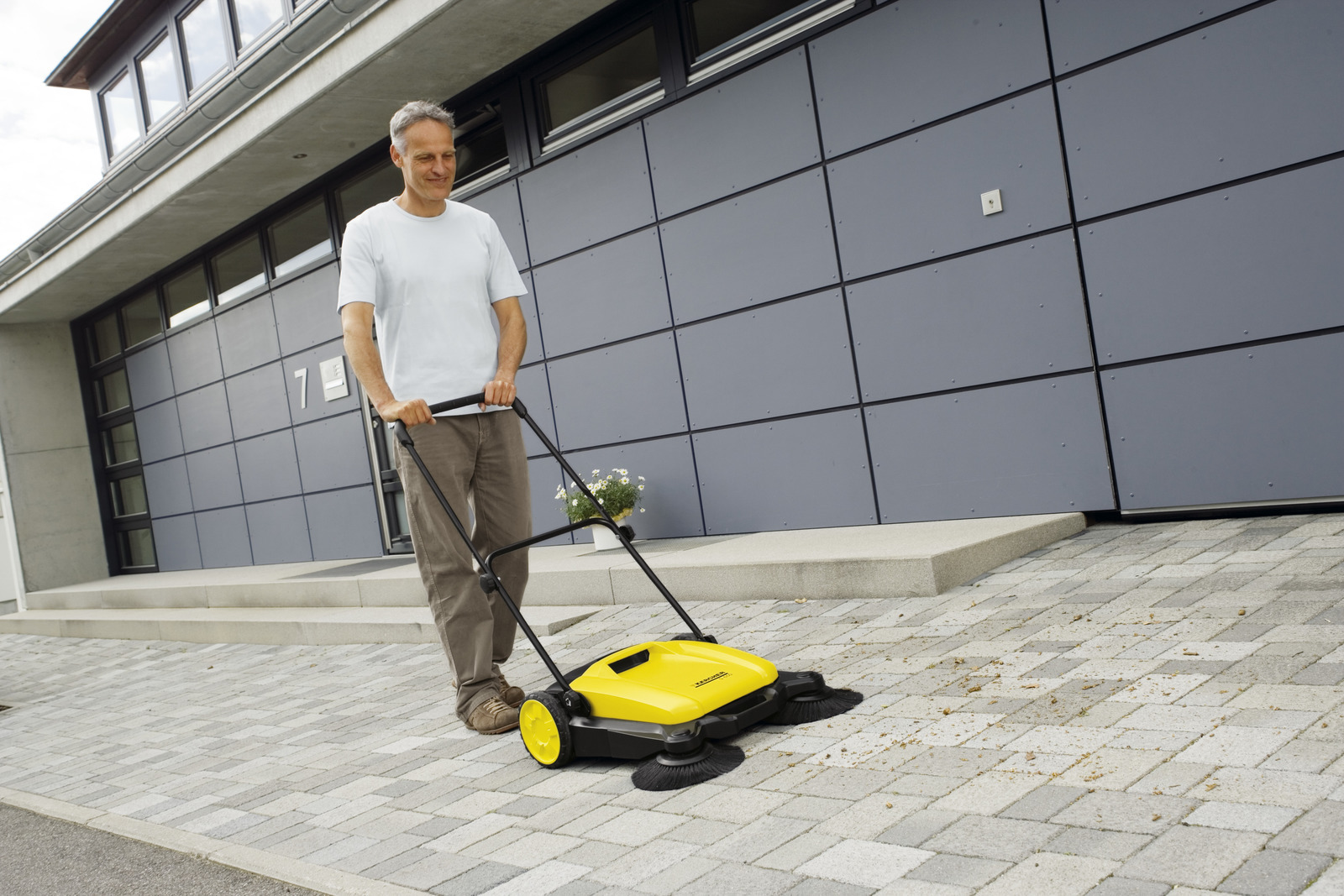 Karcher car. Karcher подметальная машина s 650. Подметальная машина Karcher s 650 1.766-304.0. Керхер s 650 ручная подметальная. Karcher подметательная машина (ручная) s 650.