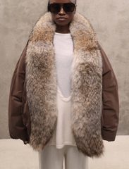 Шоколадная утепленная парка с меховым воротником из енота
