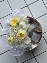 Цветочная композиция в коробке+свеча 50 мл