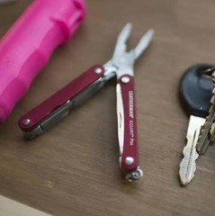 Мультитул-брелок Leatherman Squirt PS4 Red, 9 функций (831227) цвет красный | Multitool-Leatherman.Ru
