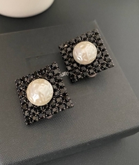 30313 - Серьги клипсы квадратные черные с жемчужиной в стилистике CHANEL x