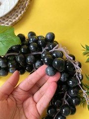 Виноград искусственный натуралистичный, БОЛЬШАЯ ГРОЗДЬ, длина 33 см., более 100 ягод, цвет темный, 1 гроздь.