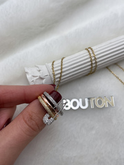 Колье золотистое с подвеской в виде трех колец с булавкой