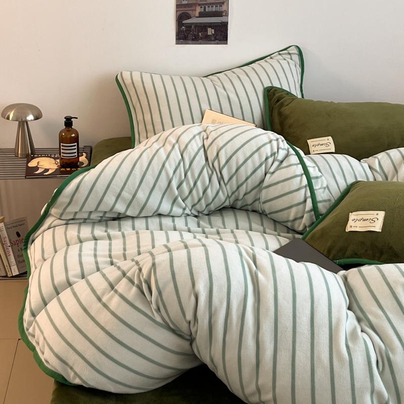 Постельное белье ЕВРО (двуспалка) Велюр Зеленый в полоску