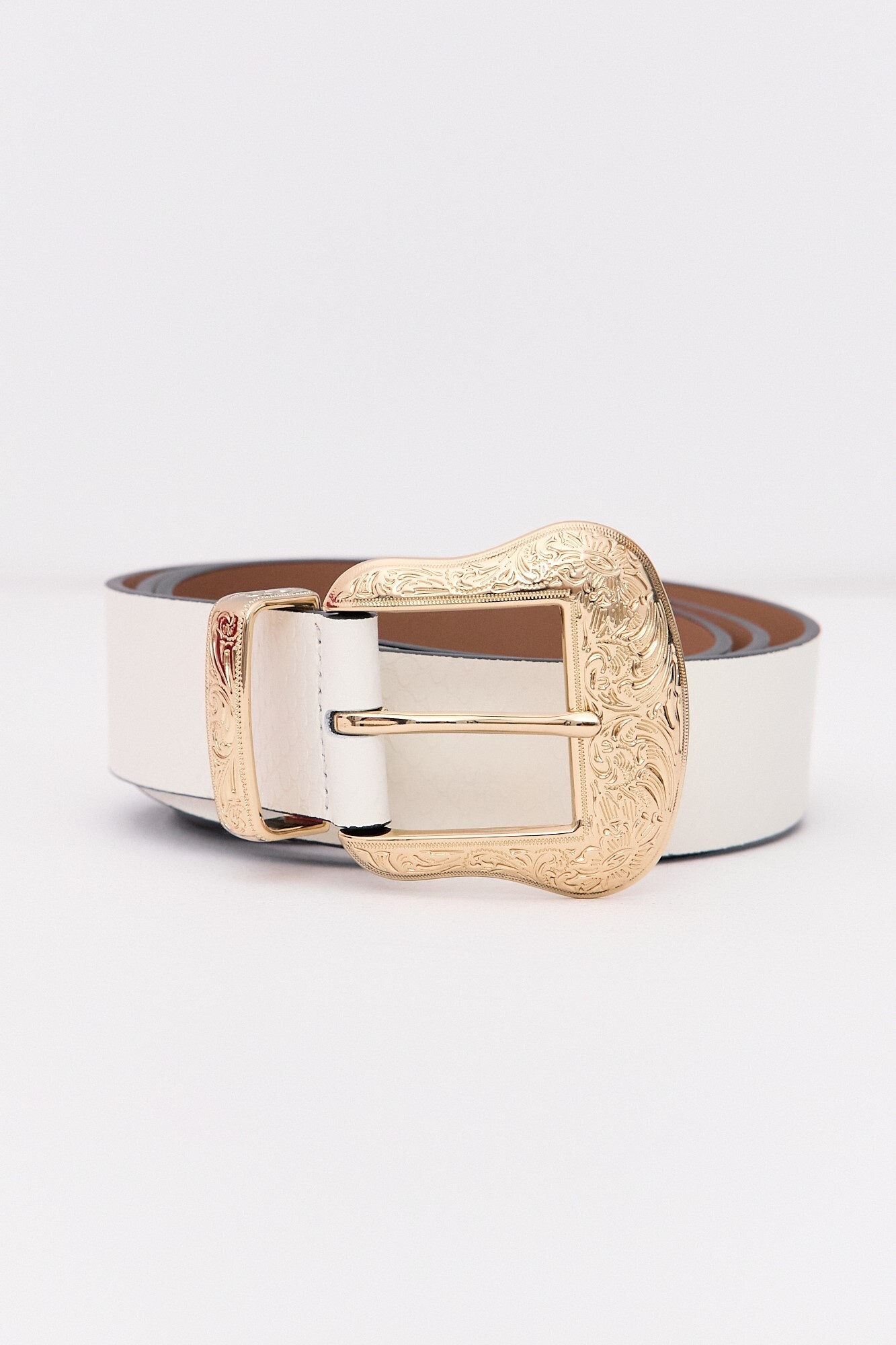 Ремень из кожи под рептилию, с фигурной пряжкой, молочный