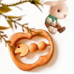 Деревянная погремушка - грызунок Очень голодная гусеница Леснушки