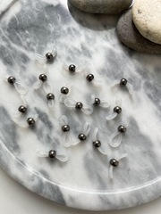 Коннектор для цепочек на очки – белый, шарик gunmetal  – 22 мм.