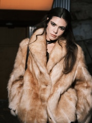 Короткая шуба из овчины и шалевым воротником