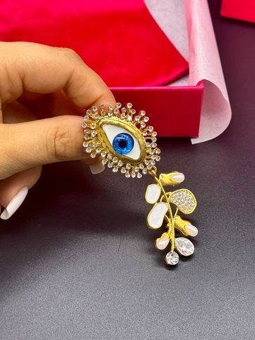 brosh-glaz-s-vetkoj-s-beloj-ehmalyu-v-stile-schiaparelli