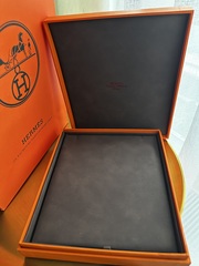 bolshaya-podarochnaya-korobka-hermes-paket