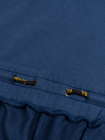 Спортивные штаны цвета  синего денима с манжетами, без лампасов. Плотный футер