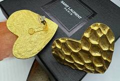 21376-sergi-klipsy-krupnye-serdca-riflyonye-ysl
