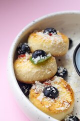 СЫРНИКИ С КОКОСОВОЙ СГУЩЕНКОЙ