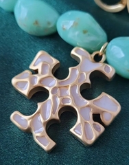 kole-tory-burch-iz-svetlo-zelyonogo-nefrita-s-podveskoj-logotipom