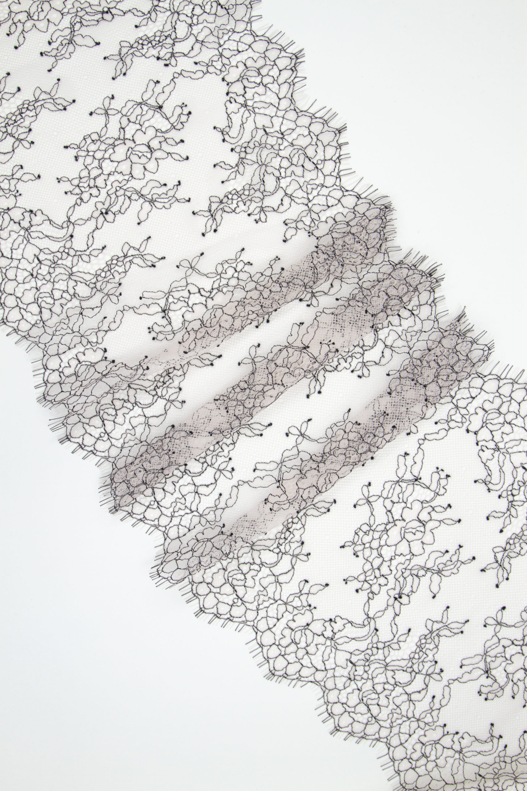 Кружево шантильи пудровое с черной нитью неэластичное ширина 22 см длина 1.45 м