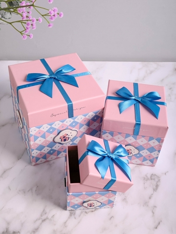 Коробка куб розовая М