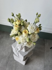 Свадебный букет из роз, белых диантусов и лизиантуса