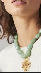kole-tory-burch-iz-svetlo-zelyonogo-nefrita-s-podveskoj-logotipom