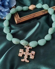Колье TORY BURCH из светло- зелёного нефрита с подвеской логотипом