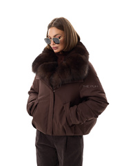Короткая шоколадная парка с песцовым воротником