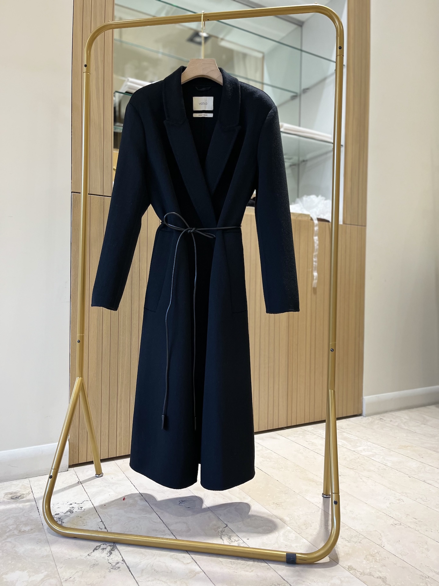 Пальто прямого кроя с акцентной линией плеча