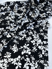 Вискоза штапель Белые цветы на черном фоне