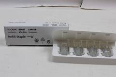 416712 Скрепки тип W оригинал (актуальный артикул: 416712) для Ricoh SR760, 770, 790, 850, 860, 880, 960, 970, 3000, 3010, 3020, 3030, 3050, 3070, 3090, 3100, 4000, 4010, 4020, 4030, 4040, 4060, 4070, 3110, 3120, SR3150 (Буклетные)/3220/3270