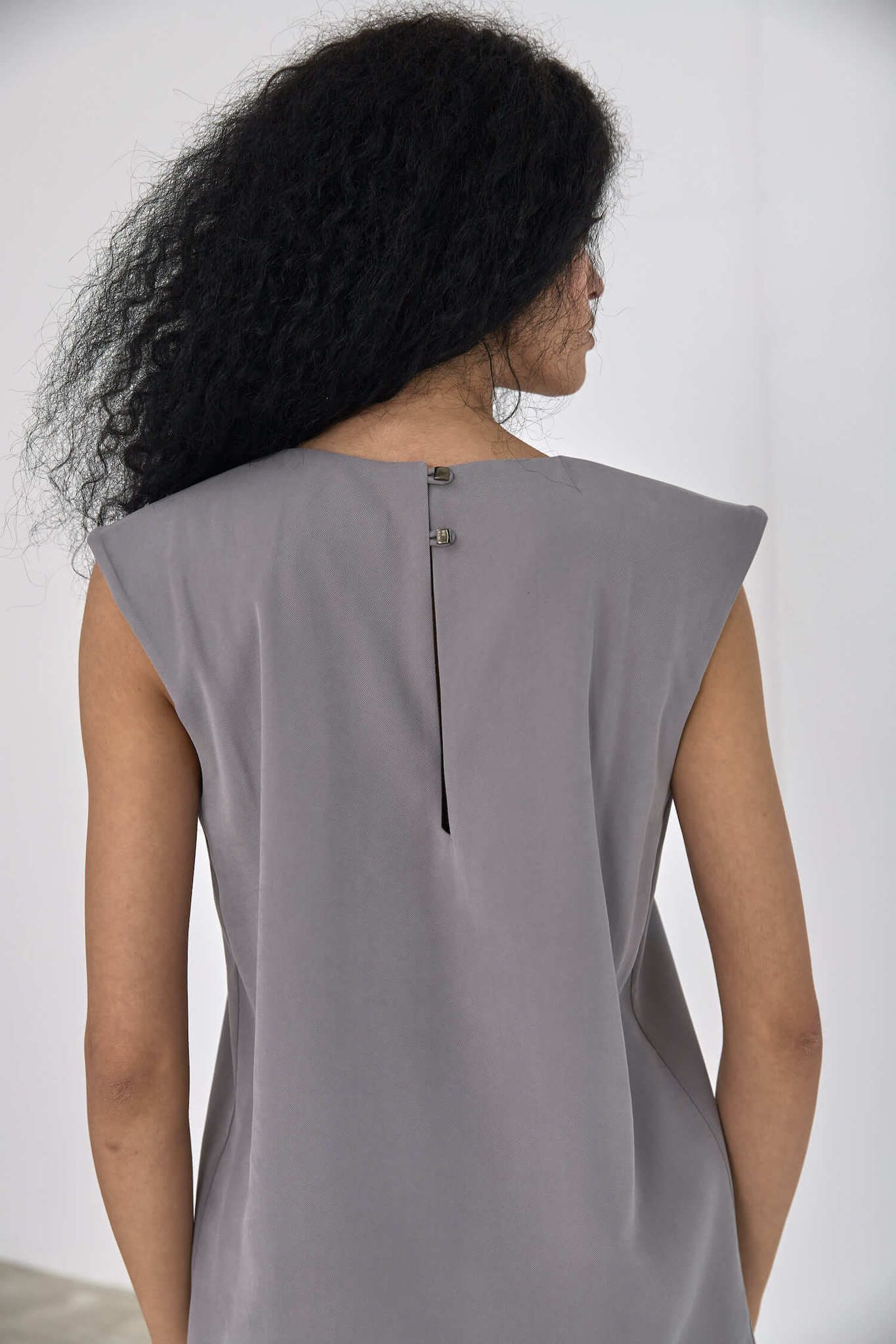 Платье-туника с акцентным плечом, серый тенсел