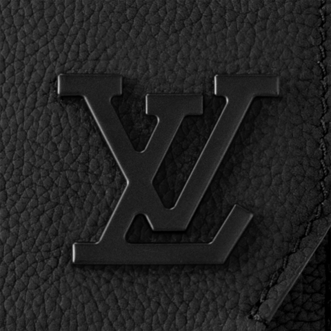 Сумка-слинг Louis Vuitton Pilot черный