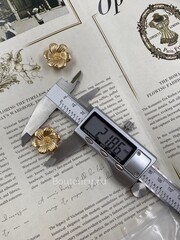 Накладка на пуговицу золотистая в форме цветка с шестью лепестками
