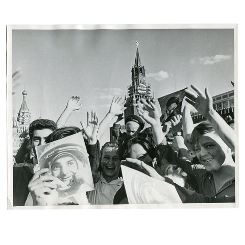 Встреча космонавтов Быковского В. и Терещковой В. Красная площадь. Фотография 22 июня 1963 г.