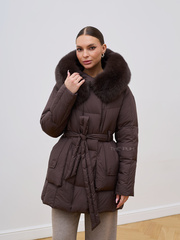 Удлиненный шоколадный пуховик с поясом