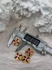 Пуговицы золотистые с красными камнями стразами