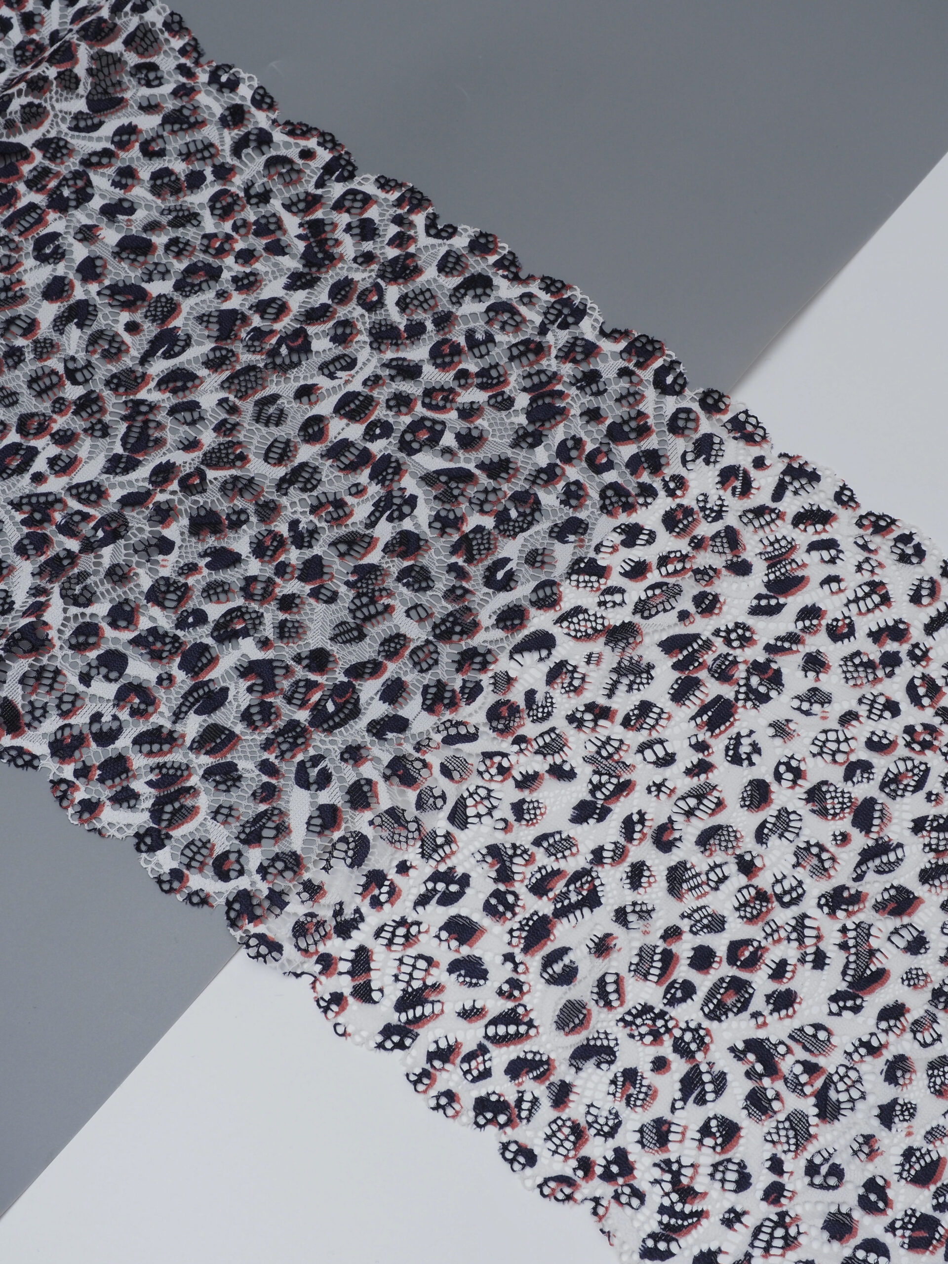 Эластичное кружево леопард белый с сухой розой и темно-синим ширина 22 см