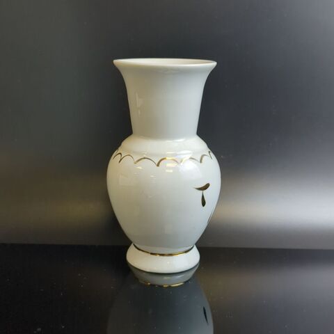 Изящная ваза для цветов из белого фарфора с золоченым декором, ручная работа, 13.5 см, Dobrush porcelain Беларусь в винтажом стиле